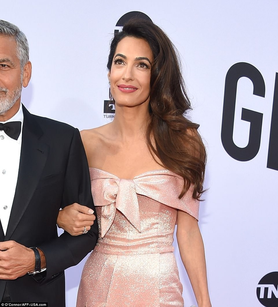 Vợ chồng George Clooney hôn nhau say đắm - 4
Nữ luật sư nổi tiếng diện váy hồng hiệu Prada