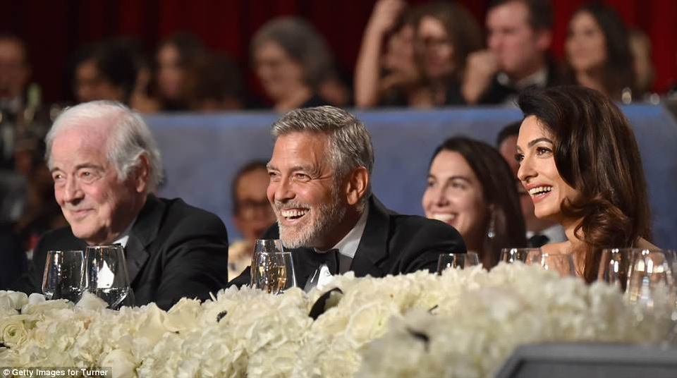 Vợ chồng George Clooney hôn nhau say đắm - 9
Anh mang tới ngôi nhà của chúng ta tiếng cười và hạnh phúc. Em rất tự hào về anh, xin chúc mừng vinh dự lớn lao mà anh đã nhận được tối nay.