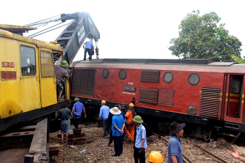 Vụ 2 tàu hàng đâm nhau: Cách chức trưởng ga Núi Thành - 1 Các nhân viên đường sắt khắc phục hậu quả vụ tai nạn ở ga Núi Thành