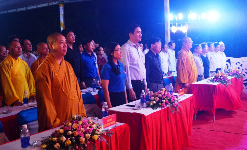 Hàng nghìn ngọn nến thắp sáng cống Hiệp Hòa trong đêm tri ân 98 thanh niên - 2 Đoàn đại biểu tham dự buổi lễ.