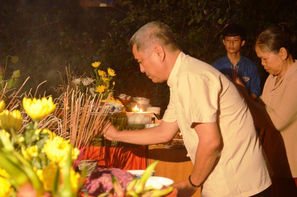 Hàng nghìn ngọn nến thắp sáng cống Hiệp Hòa trong đêm tri ân 98 thanh niên - 3
Người thân dâng hương tưởng nhớ người thân.