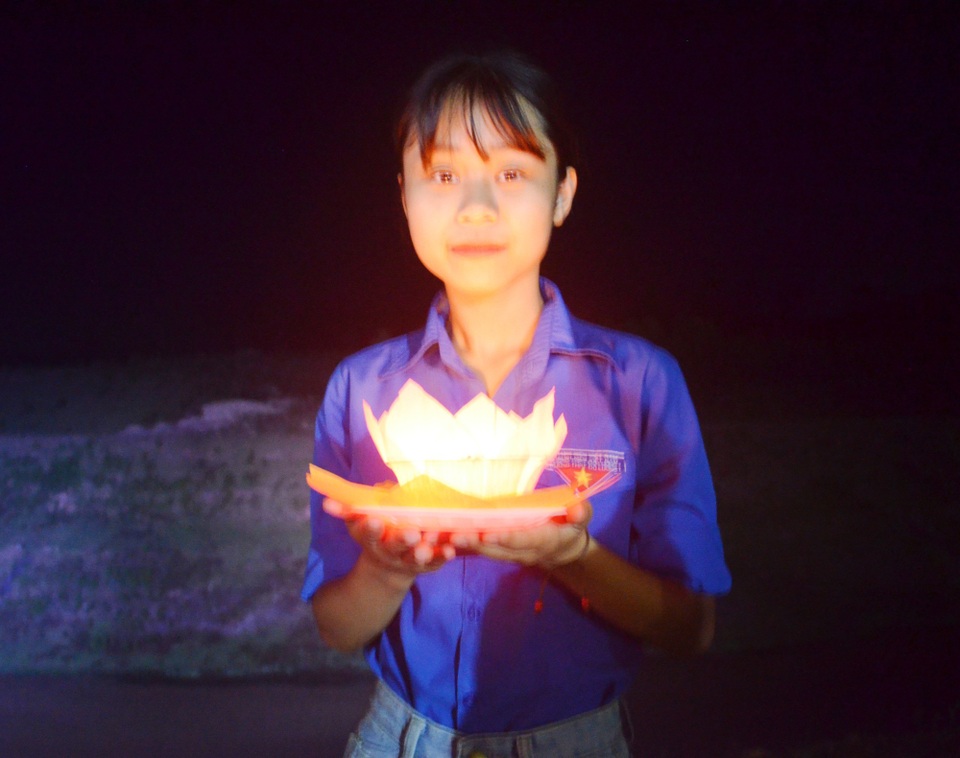 Hàng nghìn ngọn nến thắp sáng cống Hiệp Hòa trong đêm tri ân 98 thanh niên - 6 Hàng nghìn ngọn nến thắp sáng cống Hiệp Hòa trong đêm tri ân 98 thanh niên - 6
