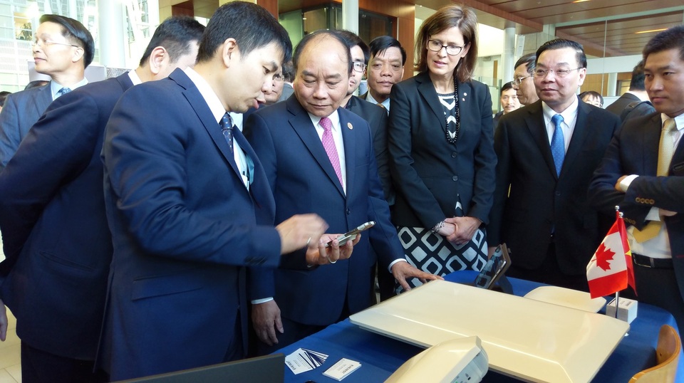 Thủ tướng dự buổi trình diễn “Công nghệ thông minh cho tương lai” tại Đại học Laval, Canada - 2
Thủ tướng Nguyễn Xuân Phúc cùng Đoàn đại biểu cấp cao Việt Nam thăm các gian hàng trình diễn công nghệ.