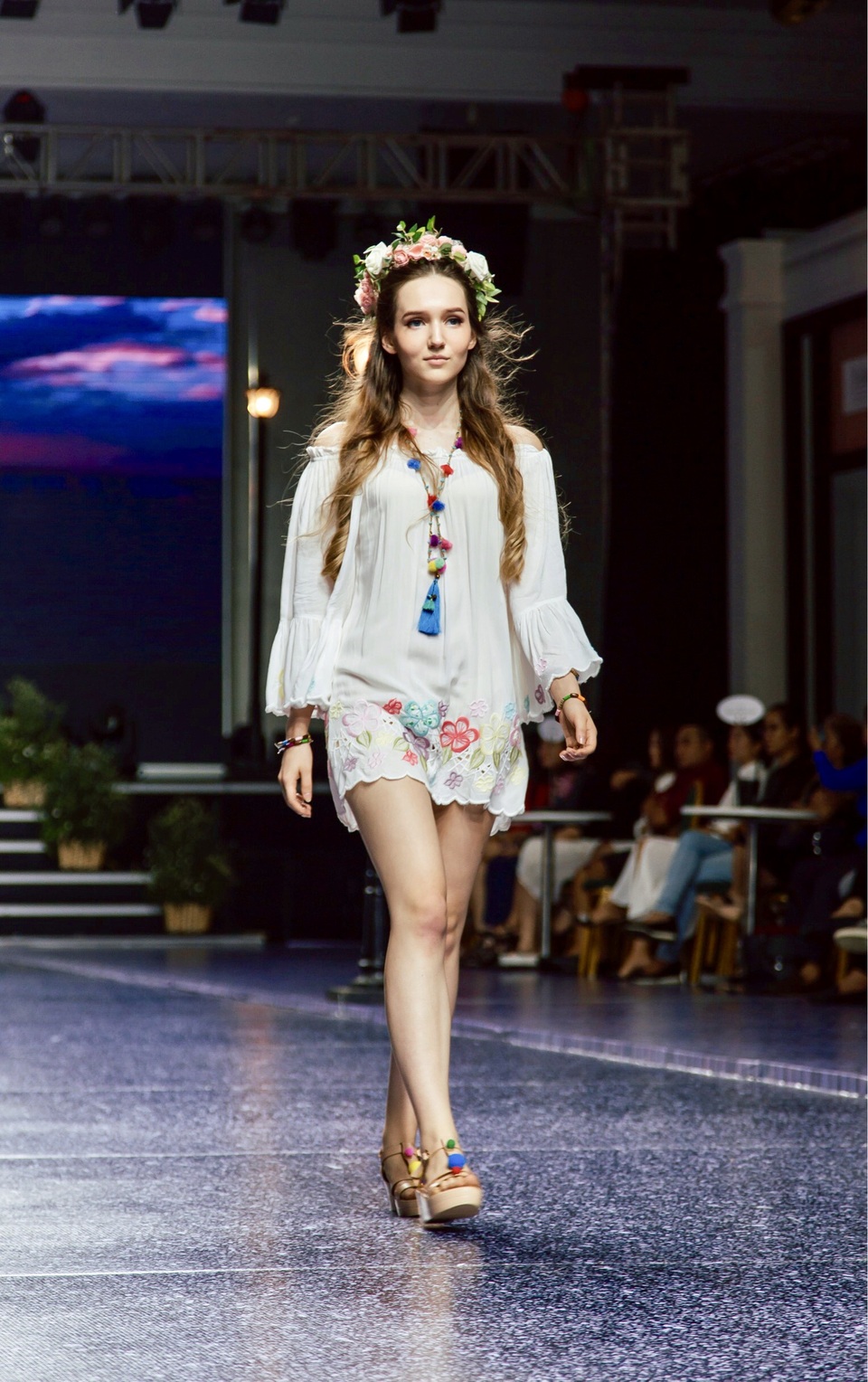 Chất liệu chủ đạo của thương hiệu là Rayon và Cotton, phù hợp với khí hậu nhiệt đới