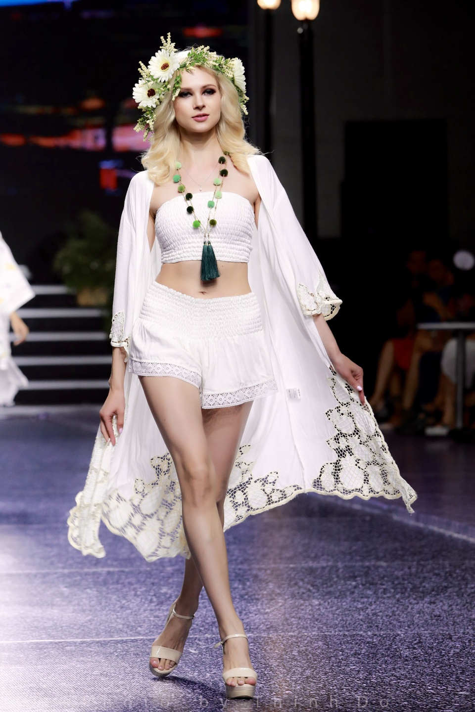 Sắc trắng là màu chủ đạo của BST, kết hợp cùng các tone màu pastel, tươi tắn nhẹ nhàng. Tạo điểm nhấn ở các họa tiết thêu tay và kĩ thuật nhuộm vải Tie dye truyền thống của người dân Hawaii.