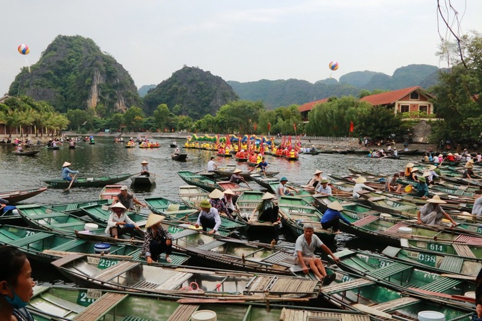 Yêu cầu làm rõ vụ khách Tây bị lái đò Tam Cốc chặn đường đòi tiền “típ” - 2 Bến thuyền Tam Cốc nơi khách Tây bức xúc vì bị người lái đò chặn đường đòi tiền tip (ảnh: Thái Bá).