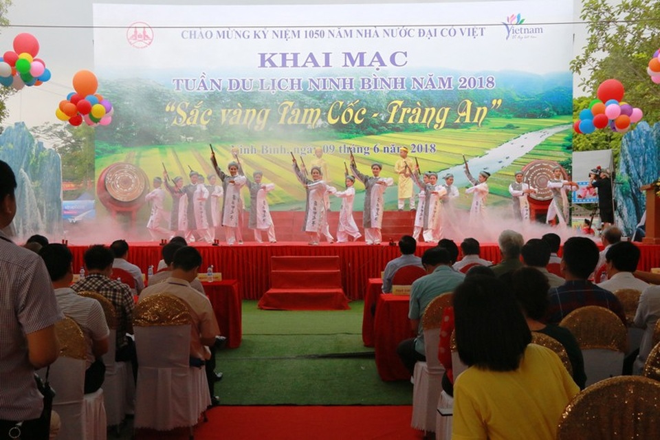 Khai mạc tuần du lịch “Sắc vàng Tam Cốc – Tràng An” - 3 Sôi nổi các tiết mục văn nghệ tại lễ khai mạc.