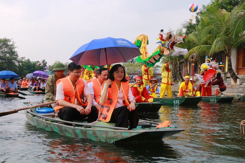 Khai mạc tuần du lịch “Sắc vàng Tam Cốc – Tràng An” - 7 Bà Nguyễn Thị Thanh - Bí thư tỉnh Ninh Bình cùng các đại biểu và du khách ngồi thuyền tham quan mùa vàng Tam Cốc.