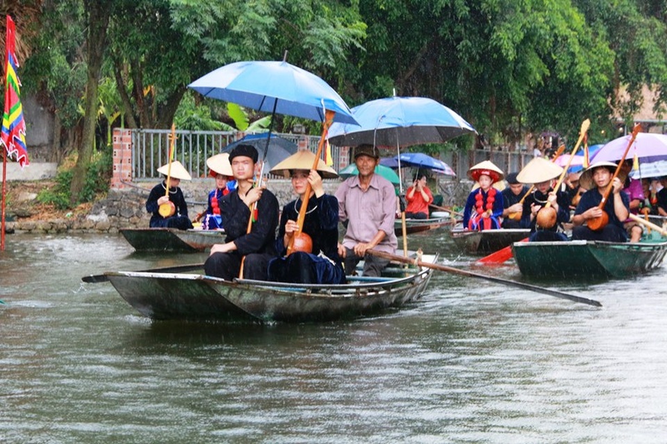 Khai mạc tuần du lịch “Sắc vàng Tam Cốc – Tràng An” - 9 Trình diễn hát Then trên sông.