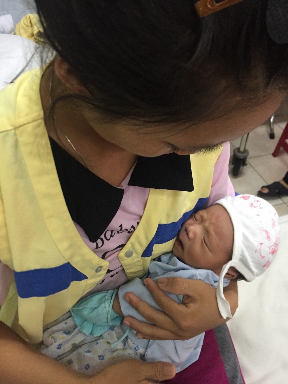 Thương bé 20 ngày tuổi thân hình tím tái vì bệnh tim bẩm sinh - 3 Cậu bé nằm trong vòng tay mẹ, bé nhỏ và tím tái như củ khoai.