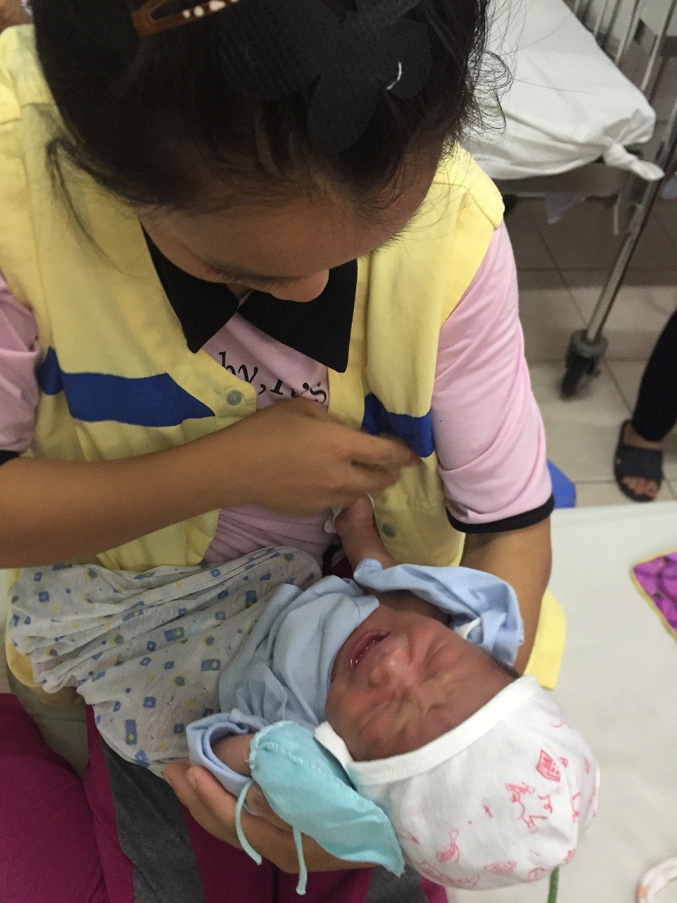 Thương bé 20 ngày tuổi thân hình tím tái vì bệnh tim bẩm sinh - 4 Em cứ liên tục quấy khóc vì khó chịu trong người.