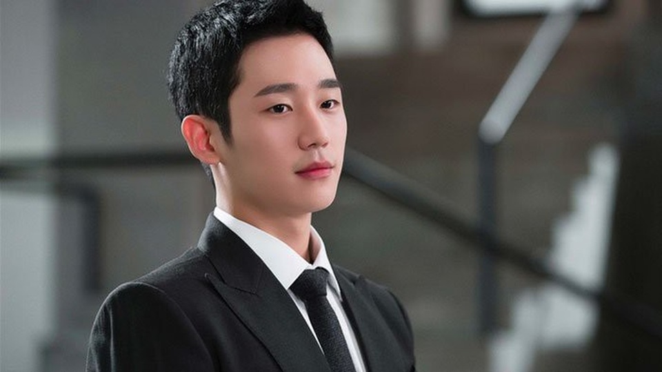 Nam chính phim “Chị đẹp mua cơm cho tôi” sẽ đến Việt Nam - 6
Trước đó, Jung Hae In cũng được biết rộng rãi dù chỉ đảm nhận vai nam phụ bên cạnh nam nữ chính Lee Jong Suk và Suzy trong phim “Khi nàng sau giấc” (While you were sleeping). Hiện anh đang trực thuộc nhà FNC Entertainment.