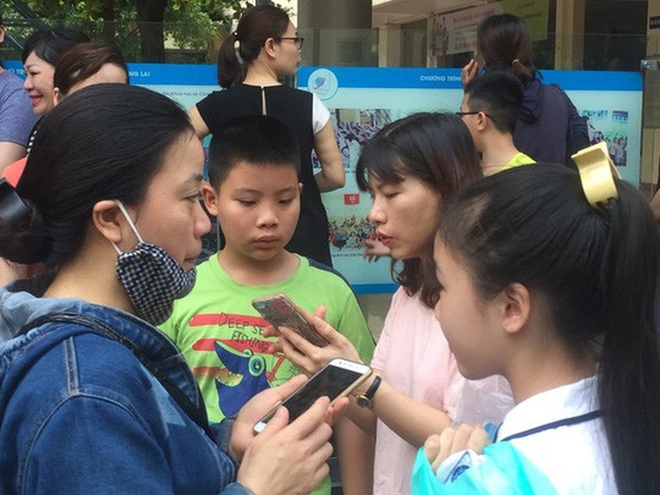 Chen chân thi vào lớp 6 Trường Nguyễn Tất Thành: 1 chọi 11 - 3 Các phụ huynh dặn dò con trước khi vào phòng thi.