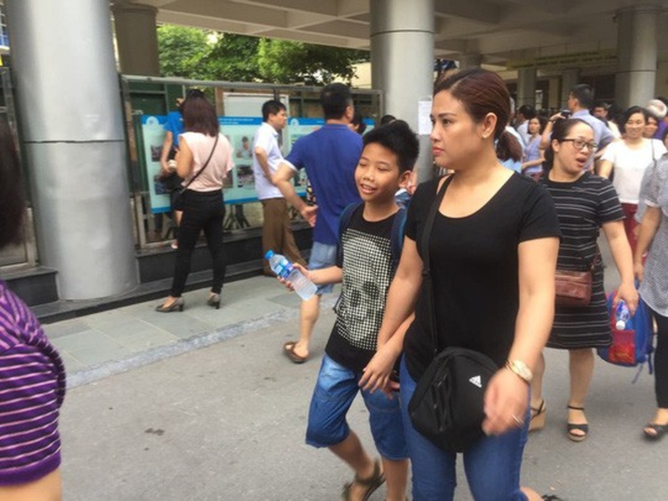Chen chân thi vào lớp 6 Trường Nguyễn Tất Thành: 1 chọi 11 - 4 Năm nay số thí sinh dự thi vào trường THCS-THPT đông kỷ lục.