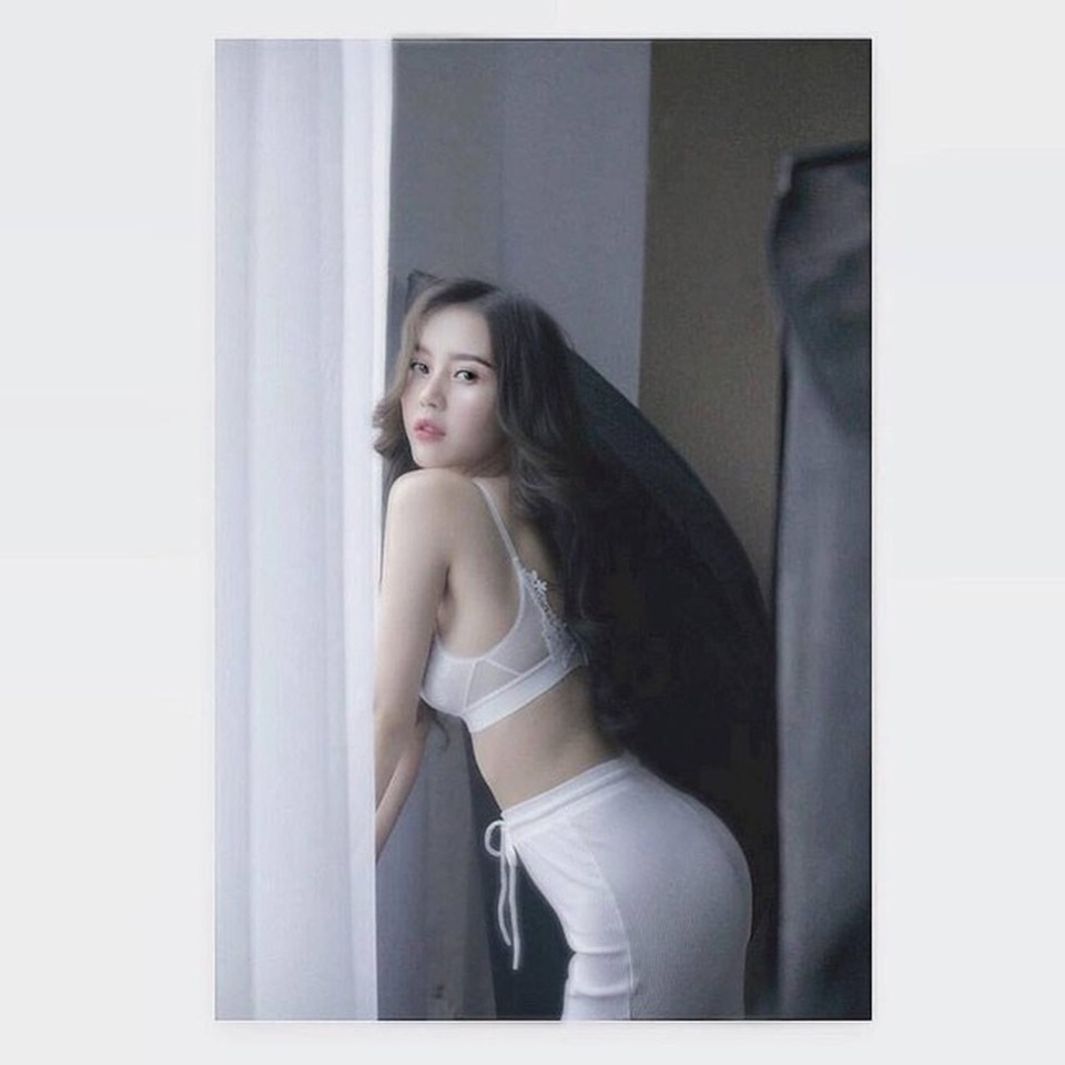 Hot girl "Nóng cùng World Cup" thay đổi ngoạn mục sau 4 năm - 7
... khi thì gây ấn tượng bởi vai nữ chính trong MV triệu view của Sơn Tùng mang tên Chắc ai đó sẽ về.