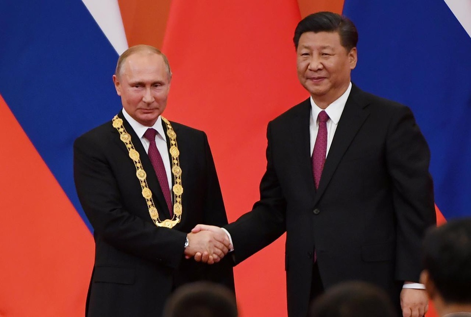 “Giải mã” món quà đặc biệt ông Tập Cận Bình tặng ông Putin - 1
Chủ tịch Trung Quốc Tập Cận Bình trao huân chương hữu nghị cho Tổng thống Nga Vladimir Putin. (Ảnh: Reuters)