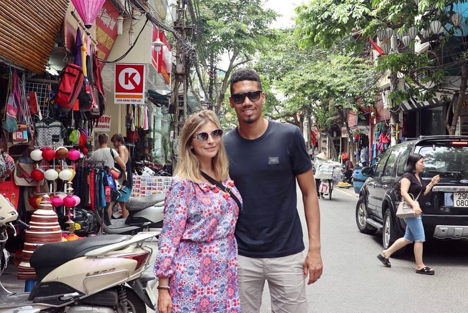 Smalling và trải nghiệm thú vị ở làng quê Việt Nam - 4
Hai vợ chồng Smalling chụp ảnh ở phố cổ