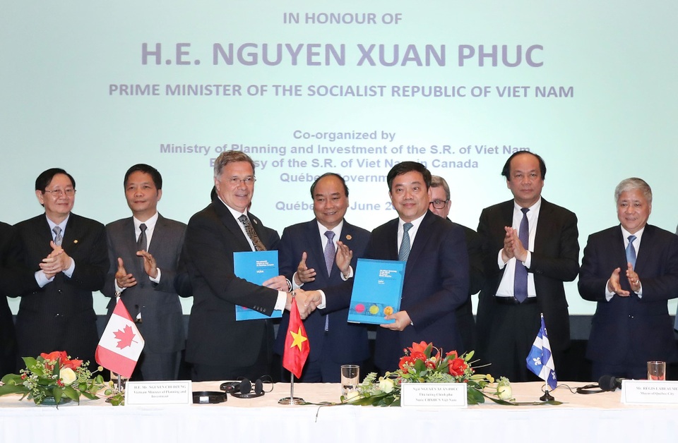 Thủ tướng đưa ra nhiều cơ hội hợp tác cho các nhà đầu tư Canada - 2
Thủ tướng Nguyễn Xuân Phúc chứng kiến kiến trao bản ghi nhớ hợp tác giữa 2 nước. Ảnh: Thống Nhất –TTXVN.