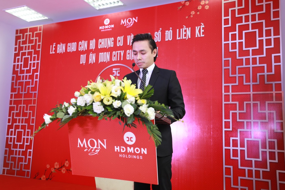 Tưng bừng lễ bàn giao căn hộ chung cư và trao sổ đỏ cho cư dân khu liền kề dự án HD Mon - 1
Ông Nguyễn Anh Tuấn, Phó Chủ tịch Hội đồng Quản trị HD Mon Holdings phát biểu tại buổi lễ