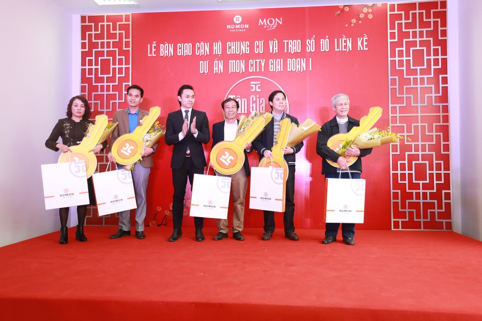 Tưng bừng lễ bàn giao căn hộ chung cư và trao sổ đỏ cho cư dân khu liền kề dự án HD Mon - 9 Tưng bừng lễ bàn giao căn hộ chung cư và trao sổ đỏ cho cư dân khu liền kề dự án HD Mon - 9