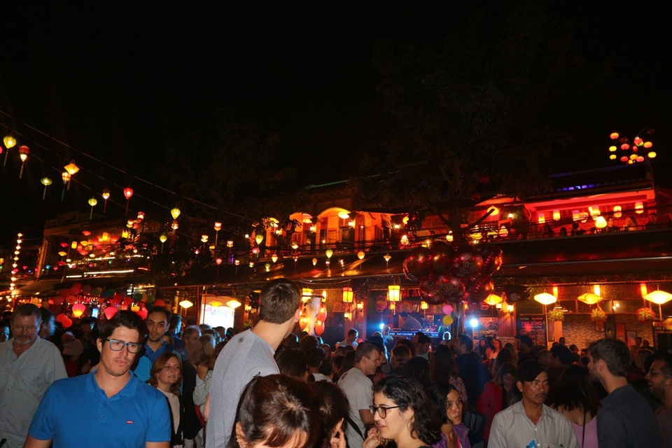 Hội An chào đón du khách quốc tế thứ 2,8 triệu trong đêm giao thừa - 7 Rất đông người dân và du khách đến với Hội An