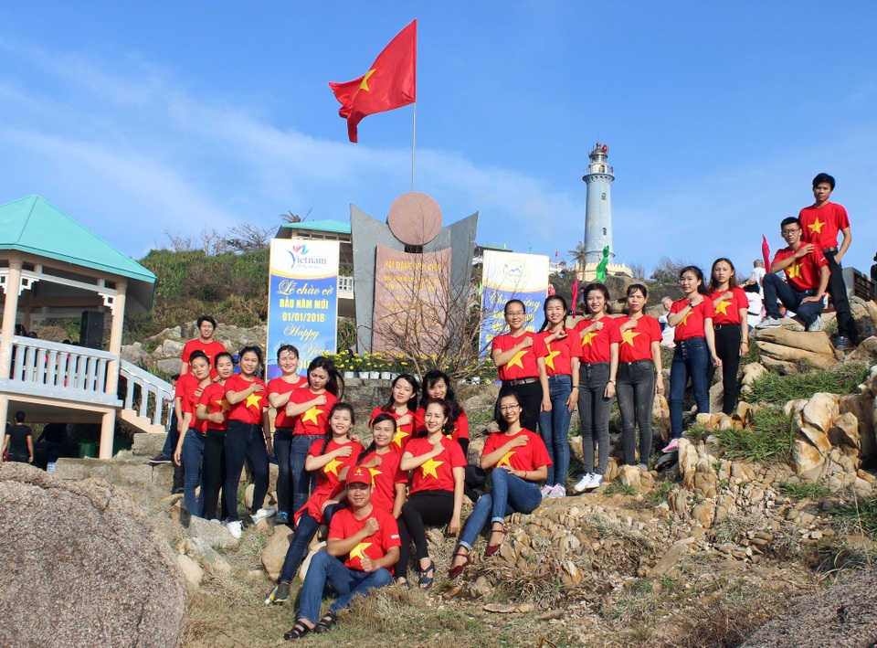 Hàng ngàn người tham gia lễ chào cờ đầu năm tại điểm cực Đông trên đất liền - 1
Mũi Điện được mệnh danh là “Điểm cực đông - nơi đón ánh bình minh đầu tiên trên đất liền Việt Nam”.