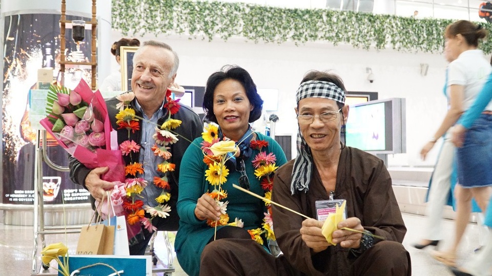 Chồng bà Camtam kiên nhẫn đợi vợ mình gấp hoàn thành một cành hoa hồng.