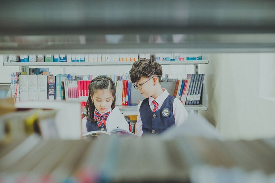 Bộ ảnh đáng yêu của đôi bạn thân nhí Hà thành - 3 Ngắm nhìn những bức ảnh đáng yêu này nhiều người thốt lên rằng: “Nhìn vào đôi mắt của hai bạn nhỏ thấy cả một khoảng hồn nhiên, trong sáng”.