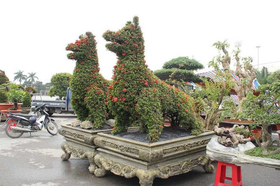 Phát sốt với cặp kiểng “khổng lồ” hình linh vật chó giá 300 triệu đồng - 5 Các đường nét của linh vật được các nghệ tạo hình khéo léo, công phu với độ chính xác cao.