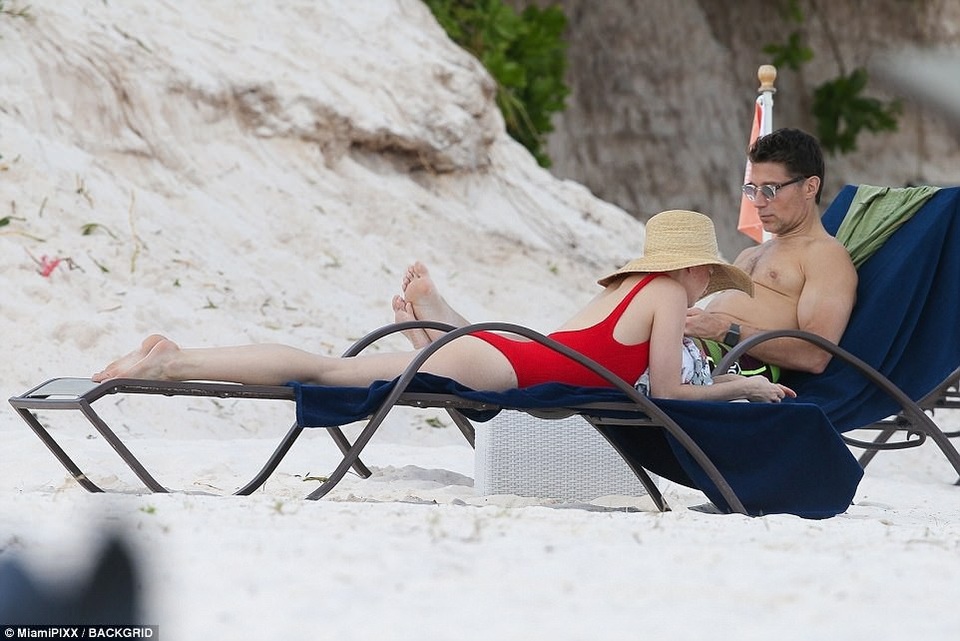 
Andrew Youmans có bằng tốt nghiệp đại học Harvard - và dạy một lớp ở Stanford.Ông là cố vấn cao cấp đầu tiên tốt nghiệp bằng cử nhân từ Dartmouth năm 1987 (theo hồ sơ của ông trên trang web của Tập đoàn Handel). Sau đó, ông lấy bằng của Trường Kinh doanh Harvard năm 1992. Youmans cũng dạy một lớp tại Trường Stanford từ năm 2015-2016
