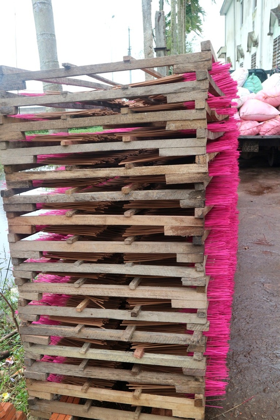 Sau khi kết bột, cây hương sẽ được mang đi phơi nắng trong khoảng 4 giờ cho khô. Theo ông Nguyễn Tấn Kỳ (người sản xuất hương lâu năm) tại đây cho biết, hương phải được phơi đủ nắng mới lên mùi thơm, nếu gặp mưa ẩm mốc dễ hỏng