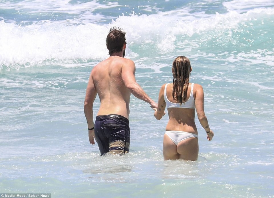 Miley Cyrus xuất hiện sau tin đồn bí mật kết hôn - 8
Liam Hemsworth có ảnh hưởng rất tốt tới Miley và gia đình anh đều yêu mến cô.