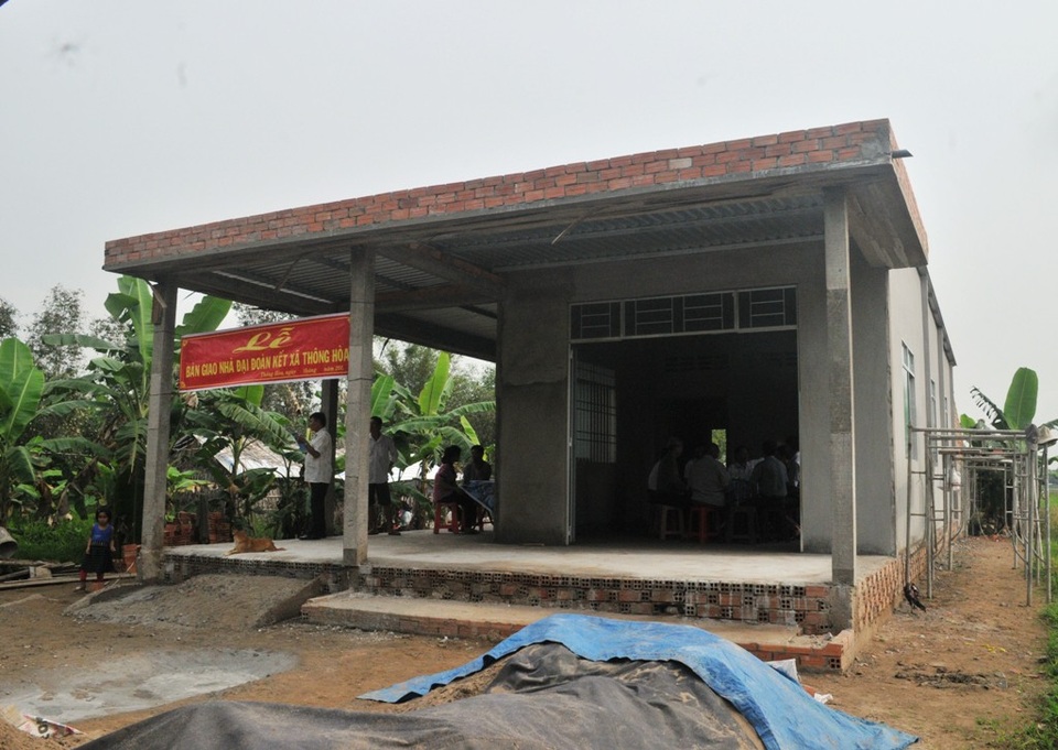Gia đình anh Hồ Văn Cường có nhà mới - 2 Từ số tiền bạn đọc Dân trí hỗ trợ, anh Cường trích ra 60 triệu đồng để xây dựng căn nhà khang trang, kiên cố mà vợ chồng anh thầm ước bao năm qua