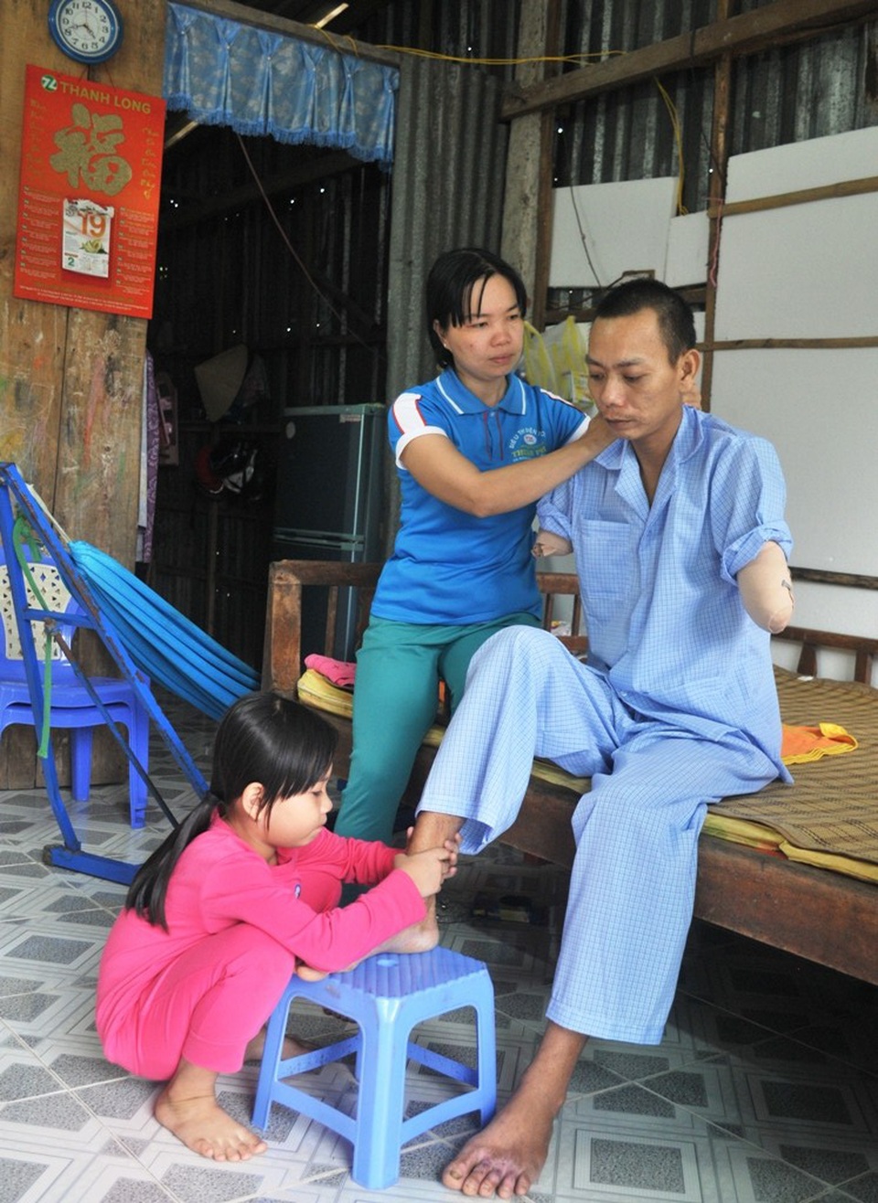 Tình cảnh khốn khó của người đàn ông mất cả 2 tay vì điện giật - 6 Anh Vĩnh chỉ mong có ít tiền, gắn hai cánh tay giả, đi bán vé số, tiếp chị Cúc nuôi hai con ăn học...