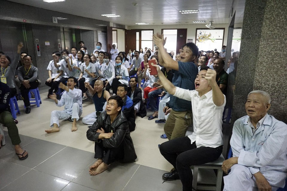 Quên đau đớn, bệnh nhân cùng bác sĩ hết mình cổ vũ U23 Việt Nam - 9 Những cảm xúc liên tục dâng lên trong suốt trận đấu bóng, của bệnh nhân, người nhà bệnh nhân, bác sĩ...