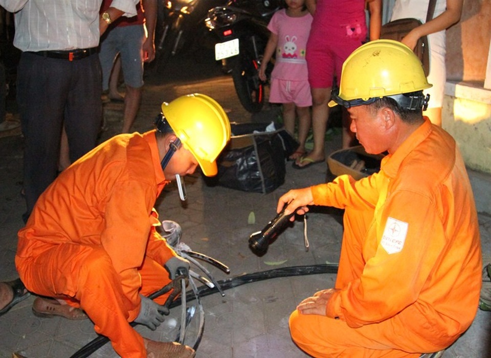 Bốt điện phát nổ giữa ngày nắng nóng, nhiều người vào nhà nghỉ trốn nóng - 2 Ngành điện Quy Nhơn nỗ lực khắc phục sự cố.