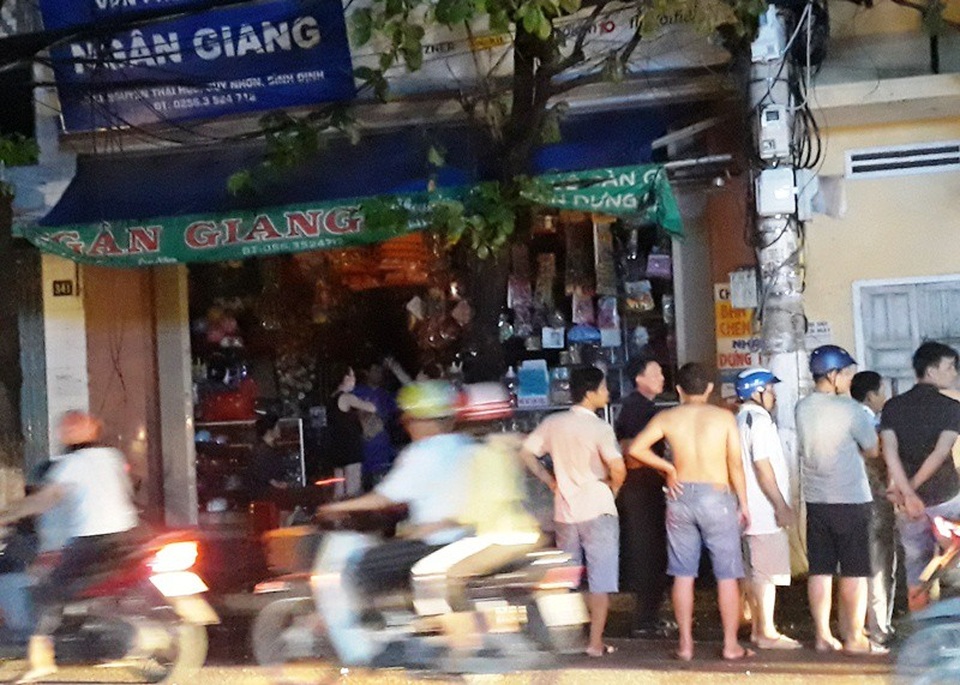 Bốt điện phát nổ giữa ngày nắng nóng, nhiều người vào nhà nghỉ trốn nóng - 3 Cuộc sống của người dân bị đảo lộn, nhất là những hộ dân kinh doanh, buôn bán.