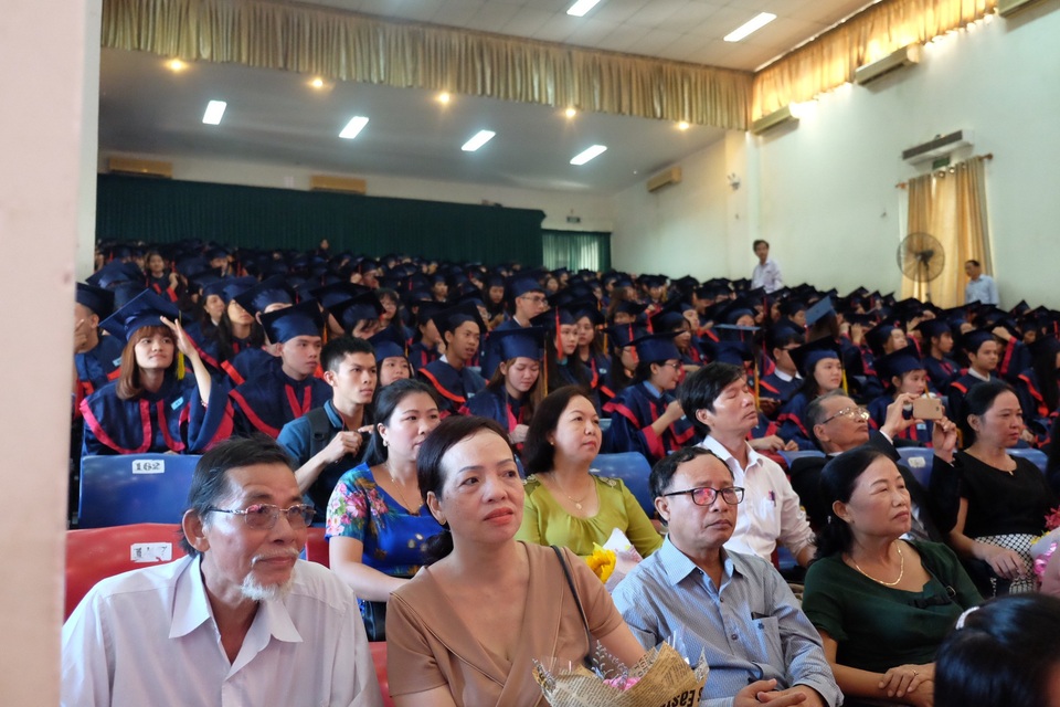 Đà Nẵng: Hơn 30 % sinh viên sư phạm tốt nghiệp loại Giỏi, Xuất sắc - 3 Phụ huynh, thầy cô cùng dự lễ trao bằng tốt nghiệp cùng các tân cử nhân