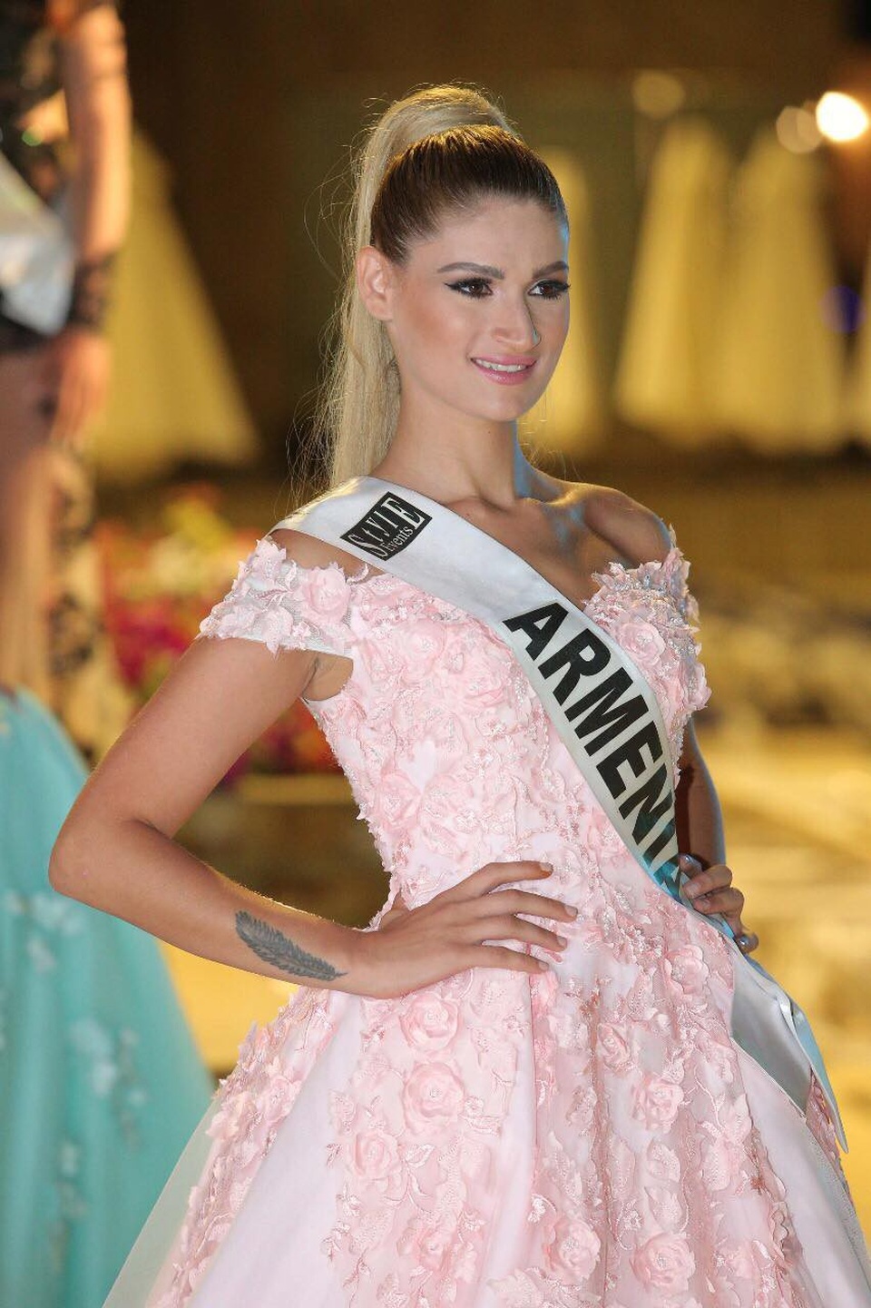 Bị cắt nát quốc phục, nhan sắc Việt vẫn xuất sắc đăng quang Miss Asia World 2018 - 6 Ngôi vị Á hậu 4 thuộc về người đẹp nước cộng hoà Armenia.