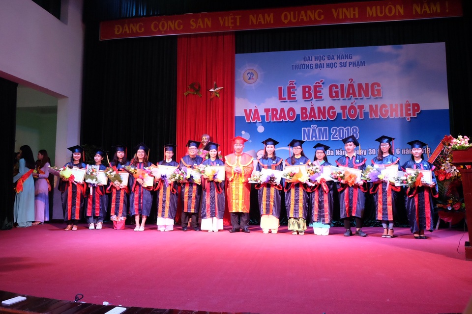 Đà Nẵng: Hơn 30 % sinh viên sư phạm tốt nghiệp loại Giỏi, Xuất sắc - 1 Lễ trao bằng tốt nghiệp đến các tân cử nhân ĐH Sư phạm Đà Nẵng năm 2018