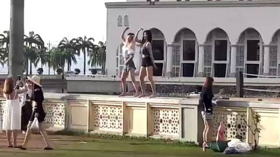 Hai cô gái nhảy múa phản cảm trước thánh đường linh thiêng là người Trung Quốc - 1 Hình ảnh hai nữ du khách Trung Quốc nhảy múa phản cảm trước chốn linh thiêng
