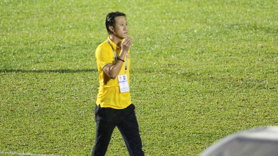 Con trai HLV Nguyễn Thành Vinh xúc động với chiến thắng đầu tiên tại V-League - 2 Con trai của cựu HLV Nguyễn Thành Vinh đội mưa đưa Sài Gòn FC đến chiến thắng (ảnh: Trọng Vũ)