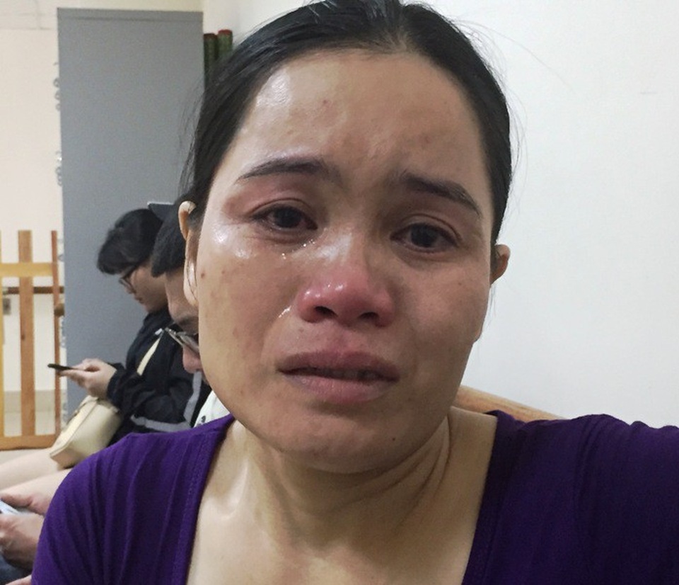 Sự sống mong manh của cậu bé mang chân phình to như… cột nhà - 9 Mẹ cháu An - chị Hoàng Thị Thi khóc trong vô vọng khi nhắc đến bệnh tật của con