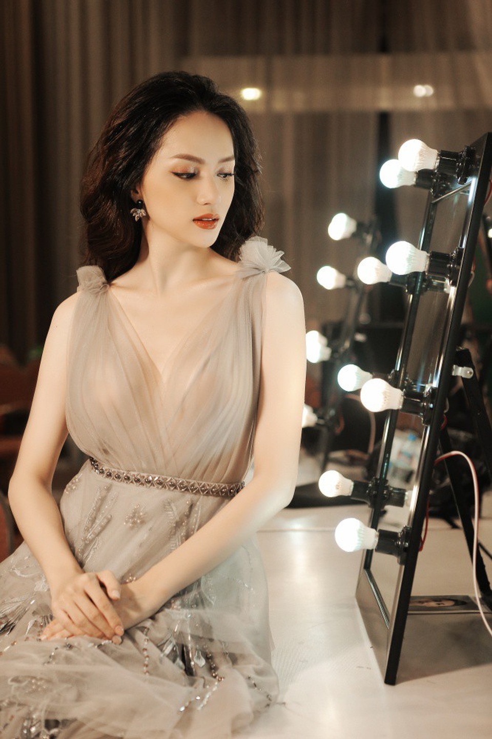 Phạm Hương, Hương Giang cười đùa xoá tan tin đồn “chèn ép”, “chơi xấu” - 3 Tuy nhiên vào phút chót, Hương Giang đã không lên sân khấu vì lý do... cô ngồi ở phòng make-up và chờ ê kíp sản xuất gọi đến giờ ra diễn.