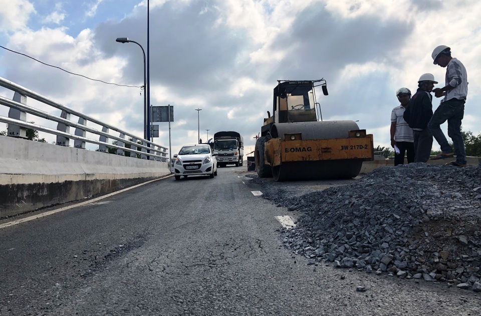 TPHCM: "Bắt bệnh" cầu vượt phải "cấp cứu" chỉ sau 48 giờ thông xe - 5 Theo chủ đầu tư, đơn vị này sẽ tiến hành phân luồng, thi công lần lượt trên từng làn để đảm bảo giao thông. Thời gian thi công khoảng 45 ngày.