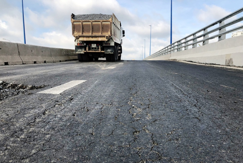 TPHCM: "Bắt bệnh" cầu vượt phải "cấp cứu" chỉ sau 48 giờ thông xe - 4 TPHCM: "Bắt bệnh" cầu vượt phải "cấp cứu" chỉ sau 48 giờ thông xe - 4