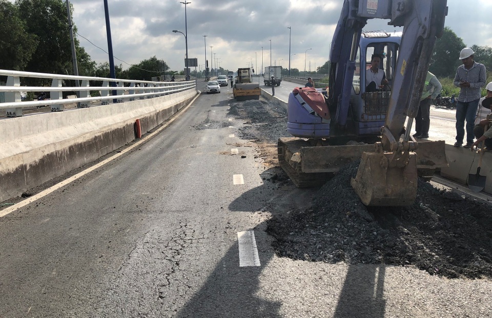 TPHCM: "Bắt bệnh" cầu vượt phải "cấp cứu" chỉ sau 48 giờ thông xe - 2
Công nhân, xe cơ giới... được tập kết để tiếp tục thi công cầu vượt nút giao thông Mỹ Thủy.