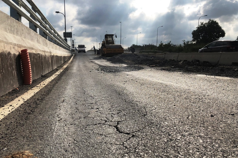 TPHCM: "Bắt bệnh" cầu vượt phải "cấp cứu" chỉ sau 48 giờ thông xe - 3 Tình trạng sụt lún trên đường dẫn lên cầu vượt qua nút giao thông Mỹ Thủy.