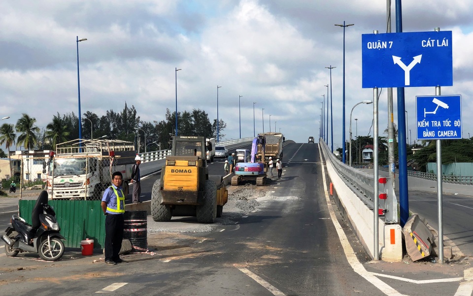 TPHCM: "Bắt bệnh" cầu vượt phải "cấp cứu" chỉ sau 48 giờ thông xe - 1 Chưa đầy 48 giờ sau khi thông xe, cầu vượt qua nút giao thông Mỹ Thủy phải đóng một phần để tiếp tục thi công.