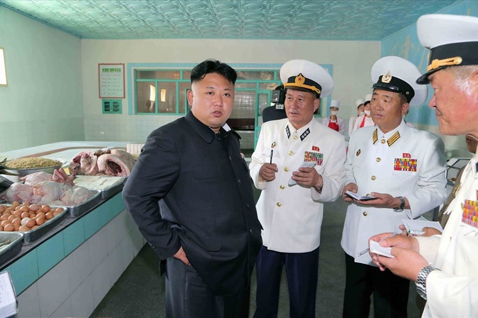 Xác minh thông tin của tình báo Mỹ gây "chấn động" liên quan đến Triều Tiên - 1
Ông Kim Jong-un trong một lần thăm đơn vị tàu ngầm và gặp gỡ các sĩ quan hải quân Triều Tiên. Ảnh: Getty Images